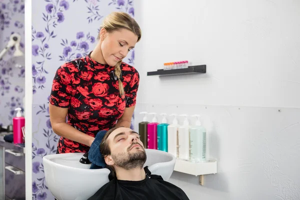 Beautician Wiping Male Customers Hair In Salon — Stock Photo, Image