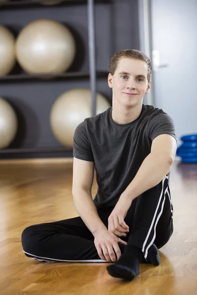 Porträt eines lächelnden Mannes im Fitnesscenter — Stockfoto