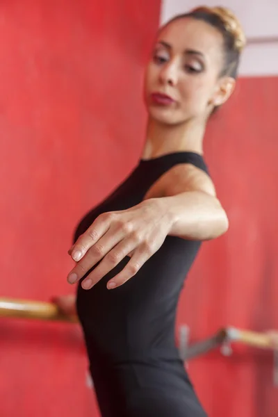 Молодая балерина танцует в репетиционной комнате — стоковое фото