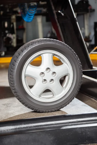油圧リフト タイヤ — ストック写真