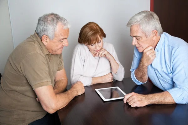 Tankeväckande äldre människor använder Digital Tablet i dator klassen — Stockfoto