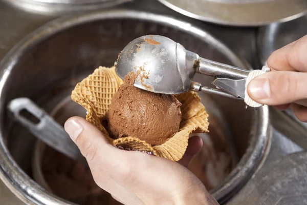 Kezek Scooping Ice Cream, Shop, Waffle tálba — Stock Fotó