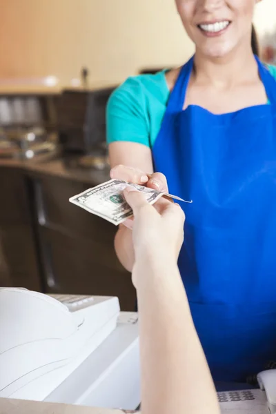 Chicas mano pagando dinero a camarera en heladería —  Fotos de Stock