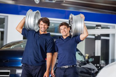 Metal alaşımları omuzlarında taşıyan teknisyenleri