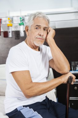 Baston Rehabilitasyon merkezinde tutarak üzgün erkek hasta