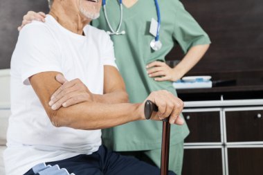 Midsection olan hastanın hemşire Rehabilitasyon Merkezi