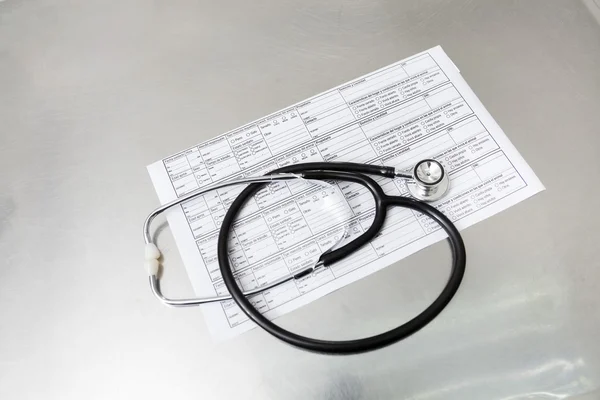 Stéthoscope sur formulaire en clinique — Photo