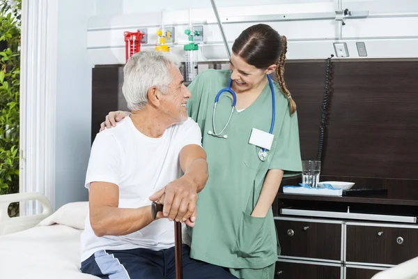 Patient et infirmière regardant les uns les autres dans le centre de réadaptation — Photo