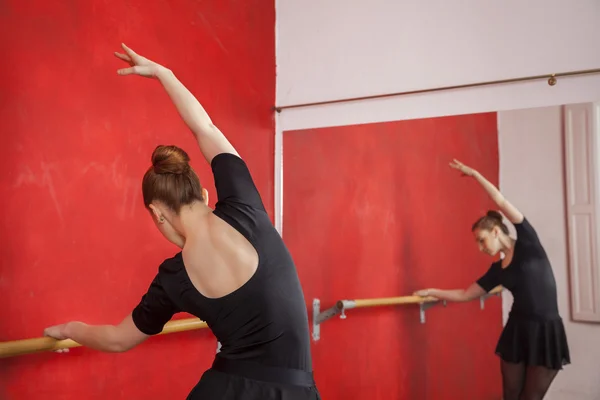 Bailarina practicando delante del espejo en el estudio — Foto de Stock