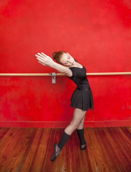Mladá tanečnice tančí baletní Studio — Stock fotografie