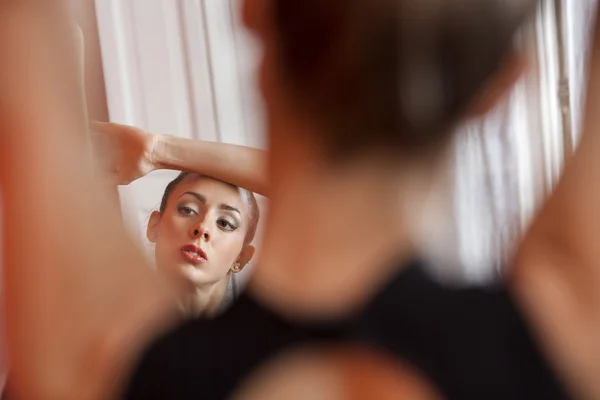 Mirror Reflection Of Ballerina Practicing In Studio — Stock Photo, Image