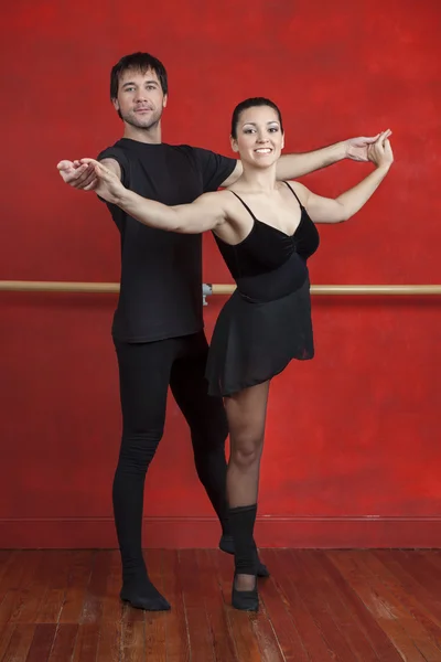 Mulher aprendendo balé com professor em estúdio de dança — Fotografia de Stock