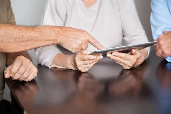 Persone anziane che utilizzano Tablet PC nella classe di computer — Foto Stock