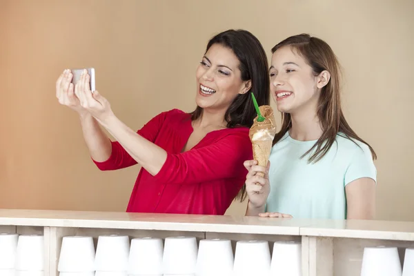 Жінка взявши власний портрет з дочкою тримає шоколадний лід C — стокове фото
