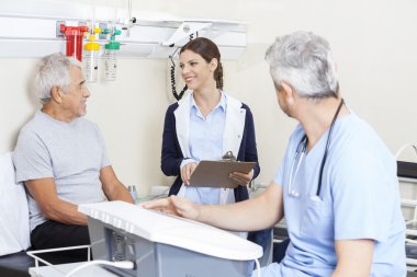 Rehabilitasyon Merkezi'nde kıdemli hasta bakarak fizyoterapist