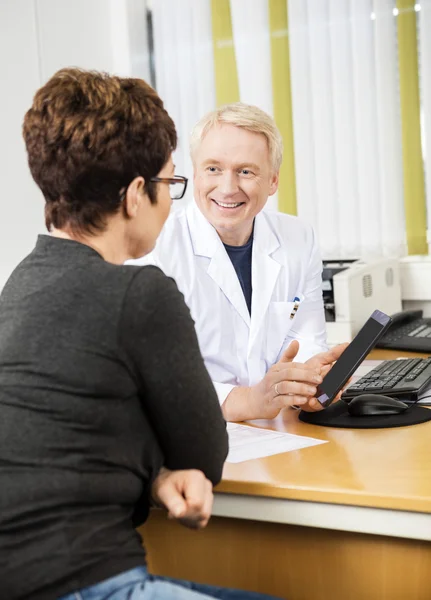 Doktor gösteren dijital Tablet Bayan hasta için — Stok fotoğraf