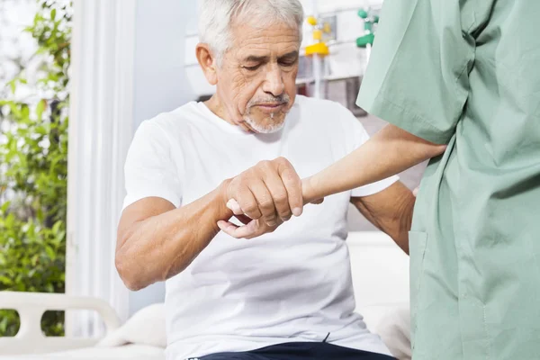 Paziente disabile che tiene la mano dell'infermiera nel centro di riabilitazione — Foto Stock