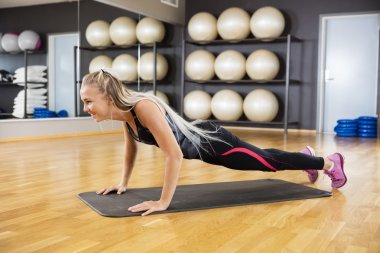 Şınav mat içinde jimnastik salonu kadın