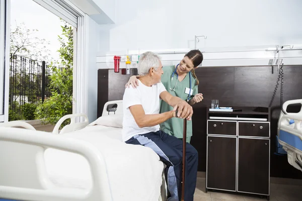 Paziente anziano e infermiera che si guardano a vicenda — Foto Stock