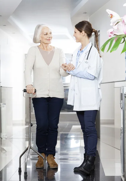 Médico Assistindo Mulher Sênior Com Cana No Centro de Reabilitação — Fotografia de Stock