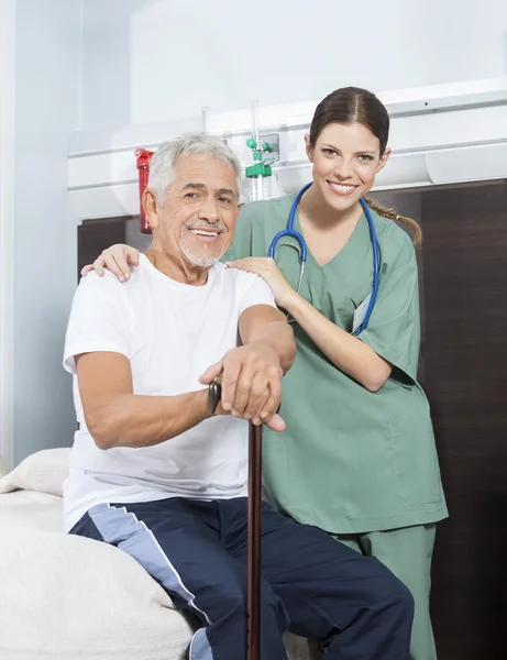 Infermiera con braccio intorno paziente nel centro di riabilitazione — Foto Stock