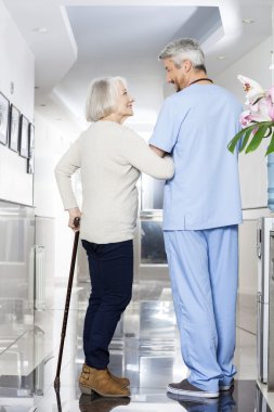 Kamışı Physiotherap bakarken tutan üst düzey kadın devre dışı