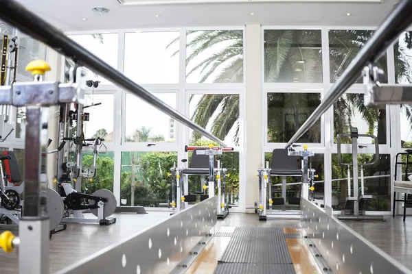 Wandelen van apparatuur met parallelle staven in Rehab Center — Stockfoto