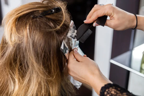 Vrouw die haar geverfd door schoonheidsspecialiste bij Salon — Stockfoto