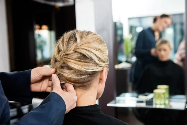 Gros plan De Coiffeurs Mains Tressant Clients Cheveux — Photo