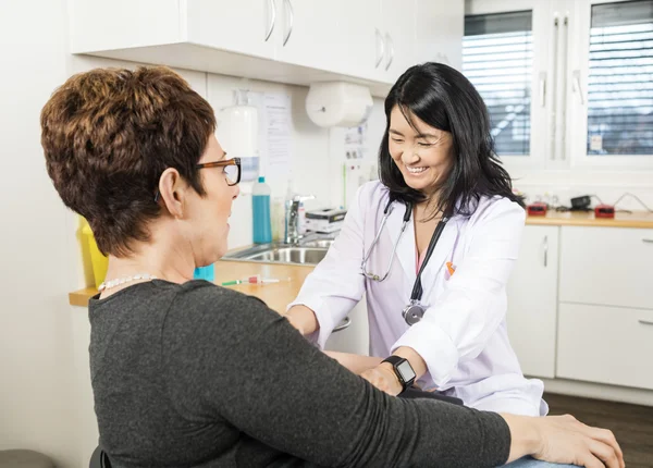 Dokter nemen patiënten bloed In kliniek — Stockfoto