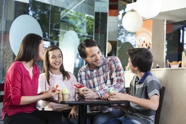 Familia en casuales teniendo helados en la tienda —  Fotos de Stock