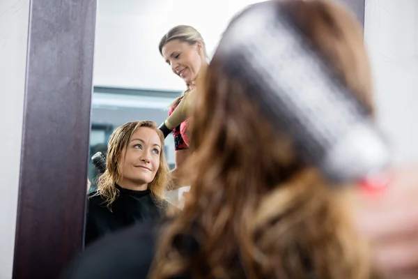 İstemciler saç salonda üzerinde çalışan Kuaför — Stok fotoğraf