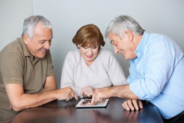 Üst düzey sınıf dijital Tablet masa başında kullanan adam izliyor