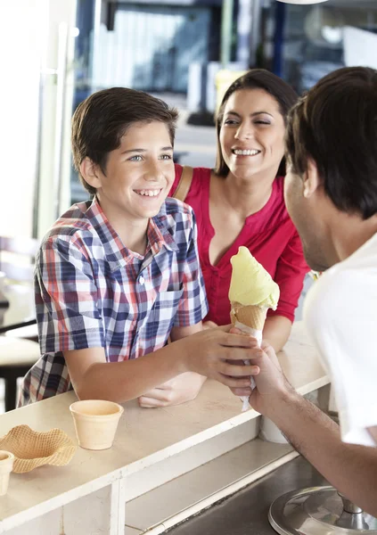 Madre mirando hijo recibiendo helado de camarero — Foto de Stock