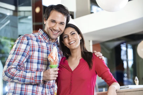 幸福的夫妇，配香草冰激淋在客厅 — 图库照片