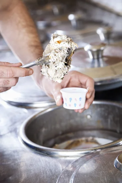 Vendedores manos relleno helado de mantequilla con espátula en Cu — Foto de Stock