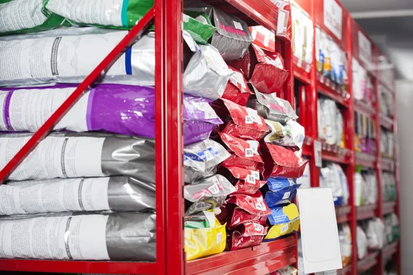 Paquetes de alimentos para mascotas en la tienda —  Fotos de Stock