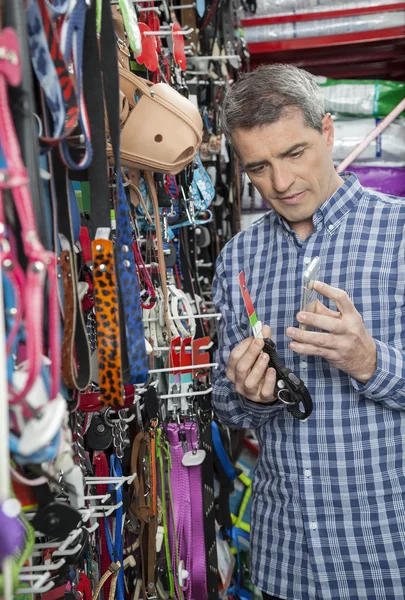 Hombre escaneando código de barras de collar de mascotas en el teléfono móvil —  Fotos de Stock