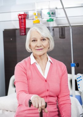 Üst düzey hastanın baston Rehabilitasyon merkezinde tutarak