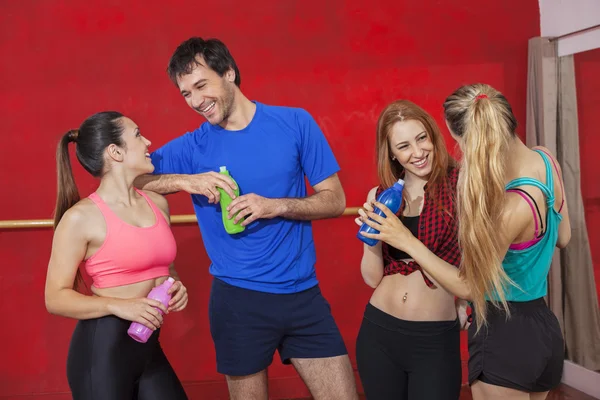 Uśmiechający się Zumba tancerzy trzymając butelki wody w siłowni — Zdjęcie stockowe