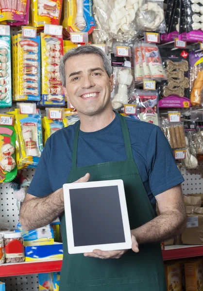 Vendeur montrant l'ordinateur tablette avec l'écran blanc dans le magasin d'animaux de compagnie — Photo