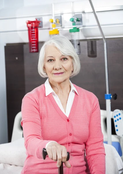 Üst düzey hastanın baston Rehabilitasyon merkezinde tutarak