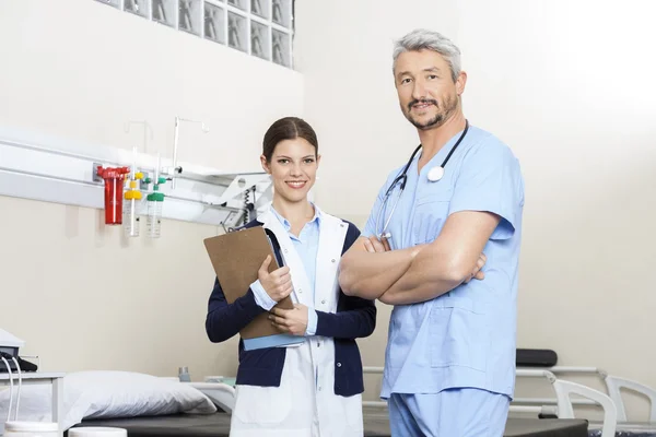 Selbstbewusste Physiotherapeuten stehen im Reha-Zentrum — Stockfoto