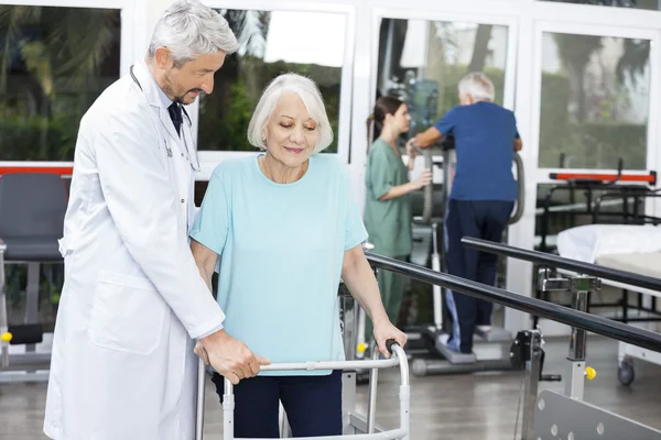 Läkare bistå äldre kvinnlig Patient med Walker i Fitness St — Stockfoto