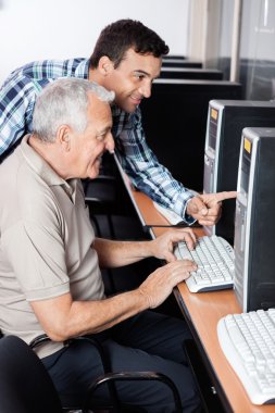 Komuta sizde bilgisayar kullanımında yardımcı öğretmen