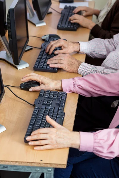 Étudiants seniors utilisant des ordinateurs au bureau — Photo