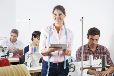 Emin terzi dikiş fabrikada dijital Tablet Holding