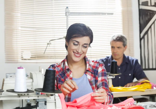 Feliz alfaiate feminino trabalhando na fábrica de costura — Fotografia de Stock