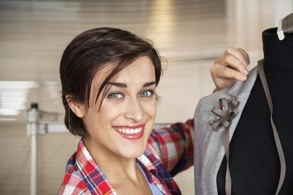 Happy Fashion Designer arreglando el traje en el maniquí — Foto de Stock