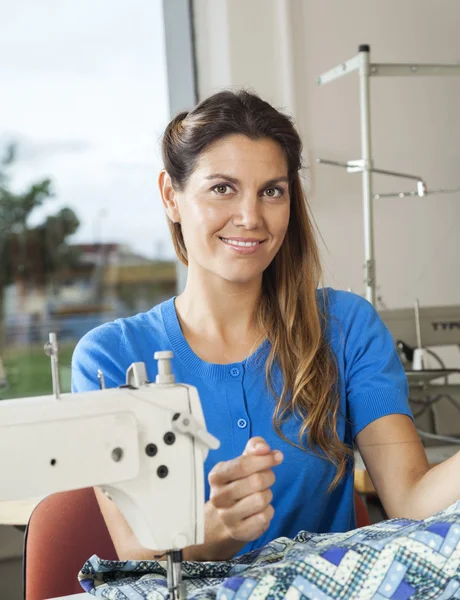 Vertrouwen op maat zit op Workbench In fabriek — Stockfoto